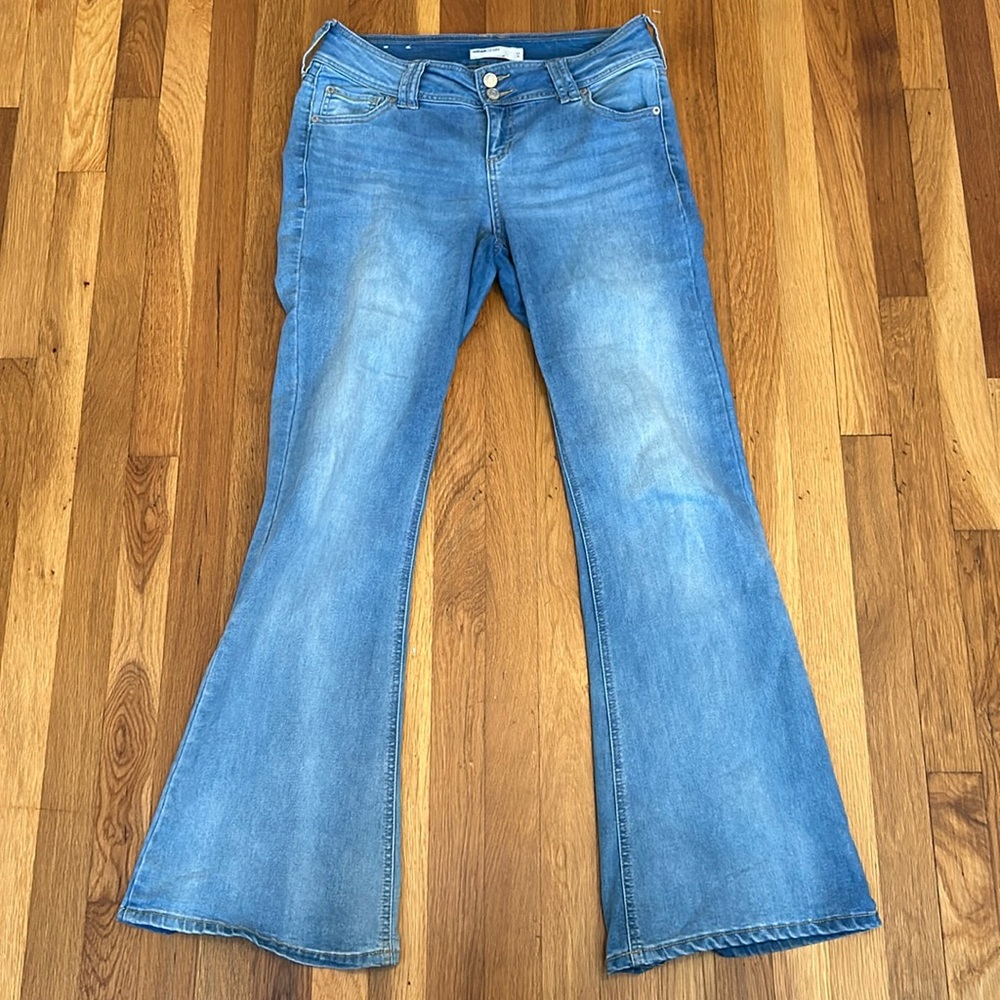 Garage Denim Women’s Size 11 low rise flare jeans. Great condition!!!